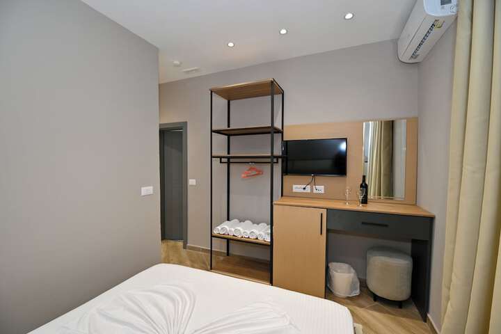 Room 17 of 34