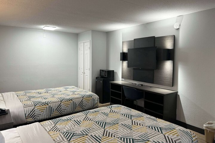 2 Double Beds (3 of 7)