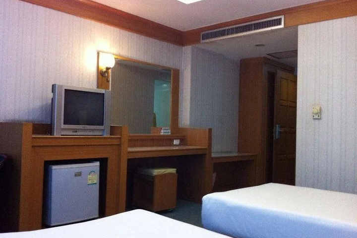 Room 6 of 14
