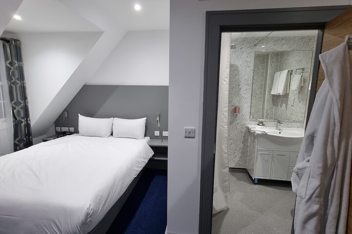 Room 5 of 8
