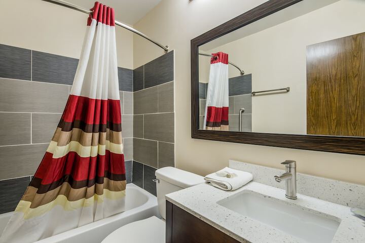Superior King with Shower Only (10 of 11)