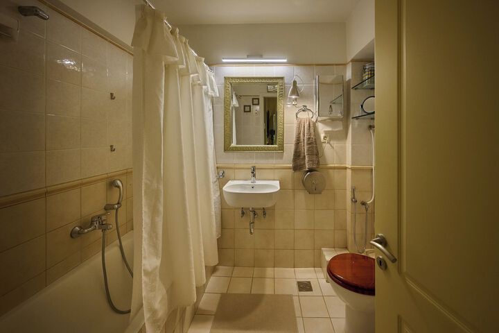 Room 2 of 17