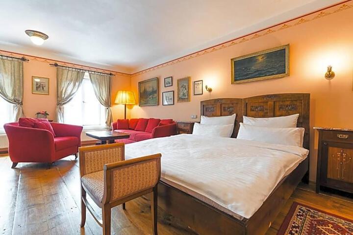 Room 2 of 10