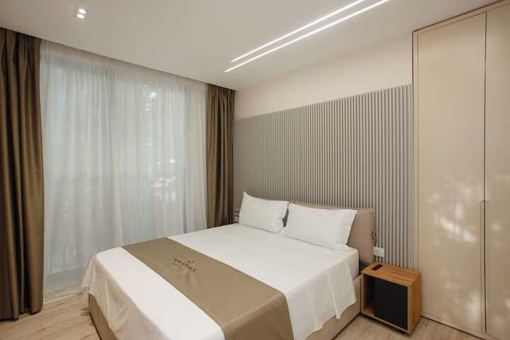 Room 5 of 16