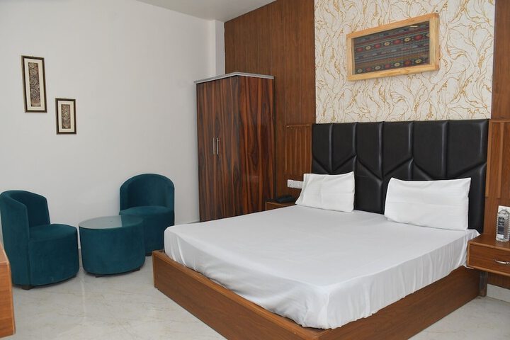 Room 3 of 18