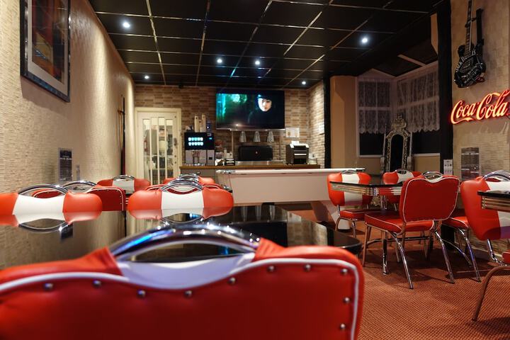 Lounge 85 of 97