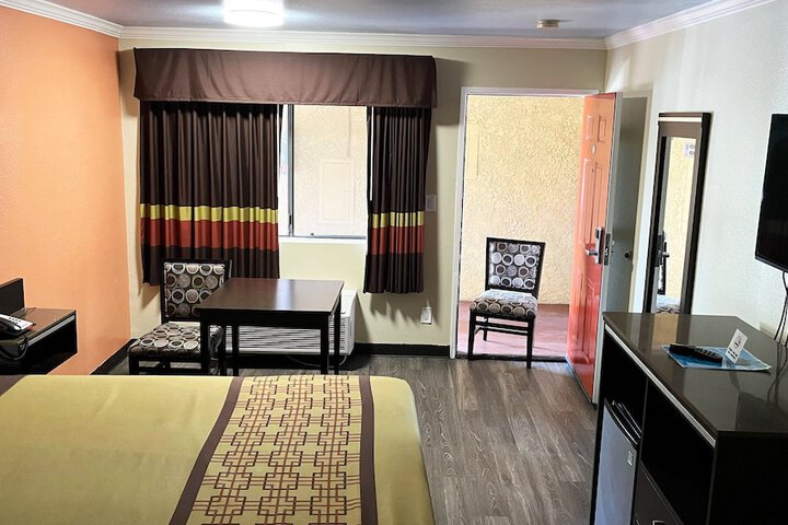 1 King Bed (11 of 14)
