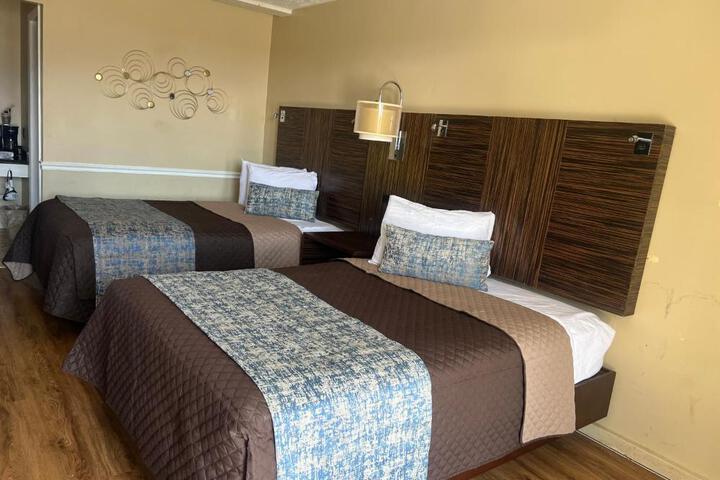 1 Queen Bed