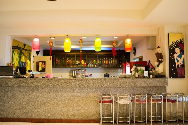 Lounge 65 of 82
