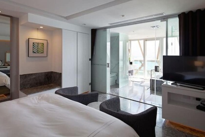Room 13 of 90