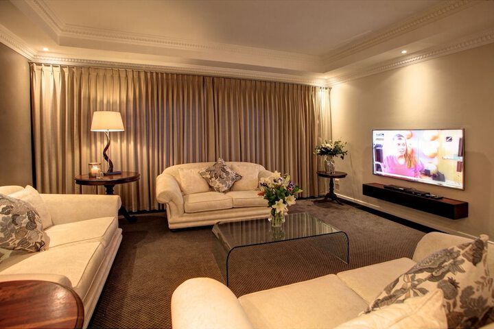 Lounge 84 of 100