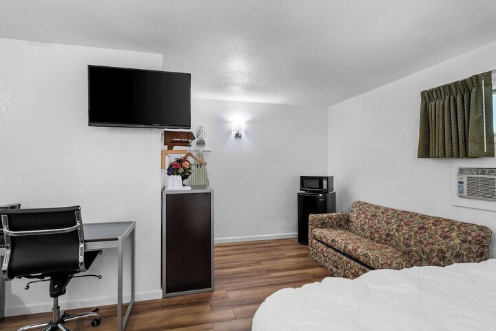 1 King Bed (5 of 18)