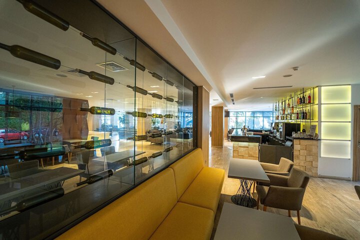 Lounge 87 of 121