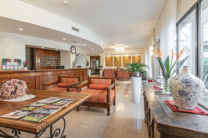 Lobby lounge