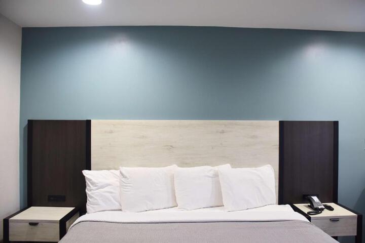 1 King Bed (12 of 12)