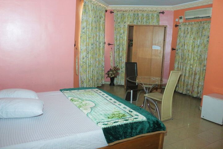 Room 6 of 25