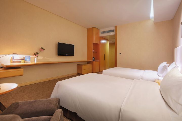 Room 10 of 42