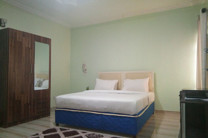 Room 10 of 32