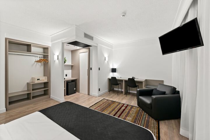 Room 32 of 83