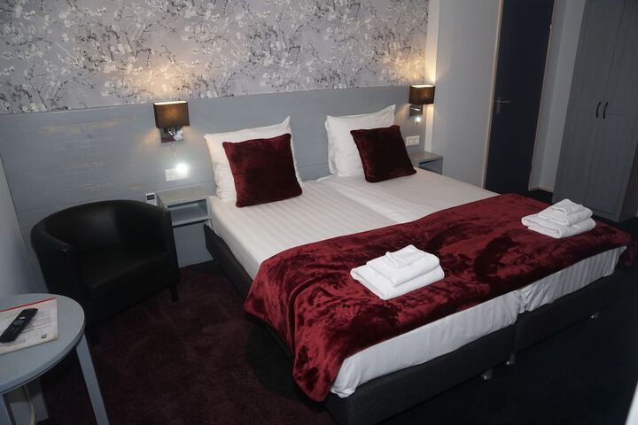 Room 5 of 33