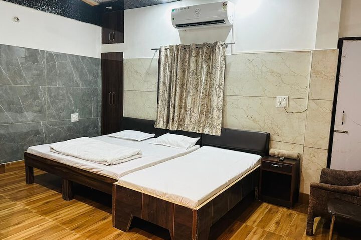 Room 2 of 6