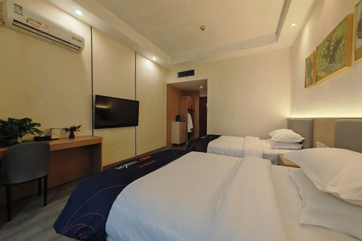 Room 12 of 19