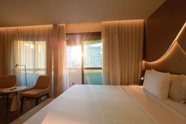 Room 18 of 143
