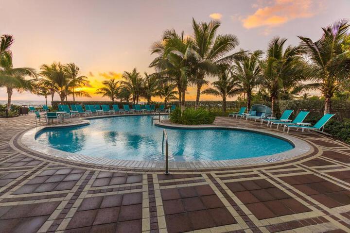 Swimming pool at Residence Inn by Marriott Fort Lauderdale Pompano Beach / Oceanfront