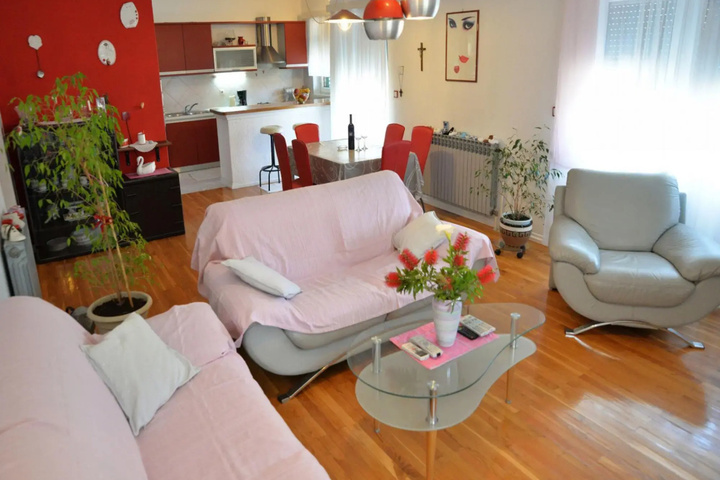 Room 4 of 12