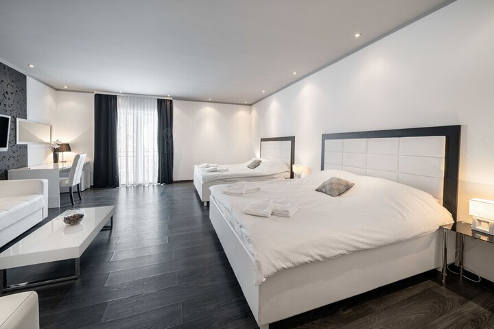 Room 12 of 16