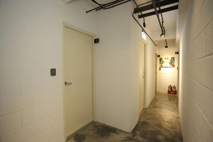 Room 8 of 16