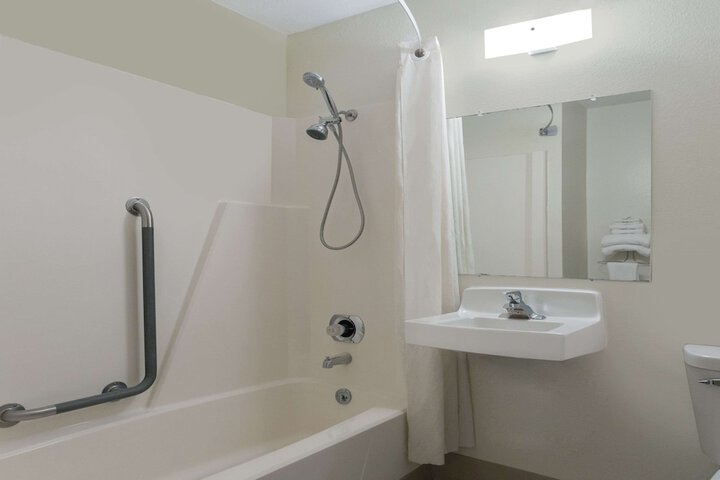 2 Queen Beds Pet Room (10 of 10)