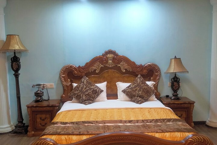 Room 5 of 16