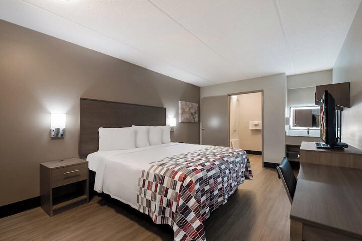 Deluxe Double Bed Accessible (6 of 11)