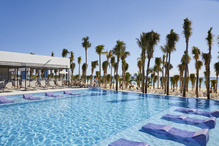 Hotel with Pool