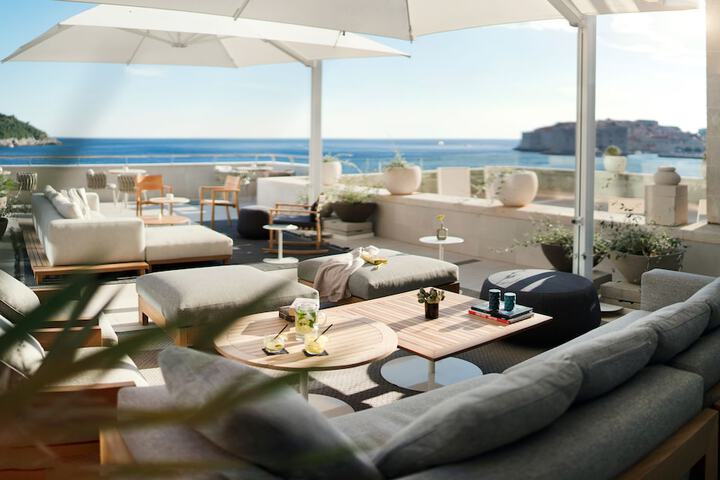 Lounge 77 of 98