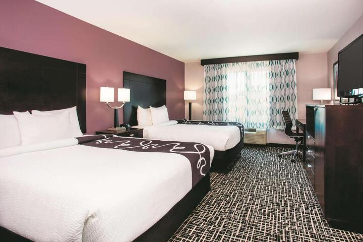 2 Queen Bed Mobility Hearing Impaired Accessible Room (3 of 7)