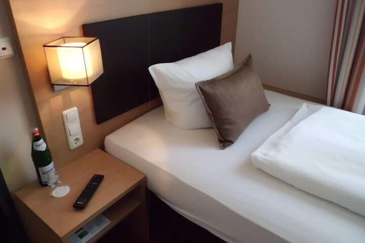 Room 8 of 40