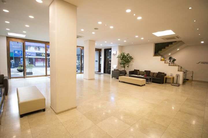 Guest Lobby