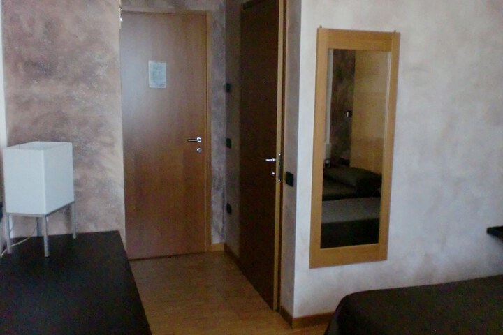 Room 12 of 83