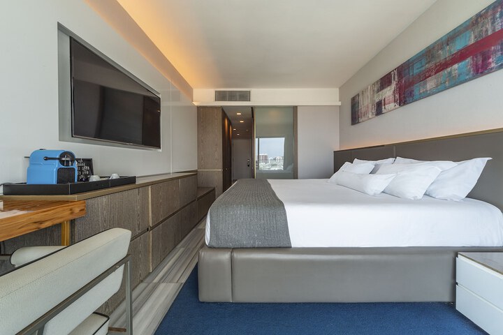 Room 27 of 104