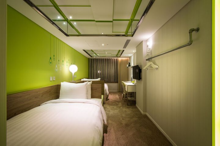 Room 8 of 171