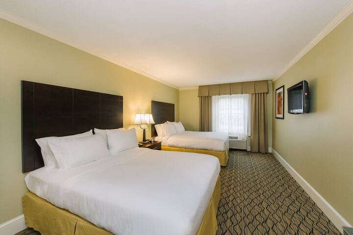 2 Queen Beds (14 of 19)