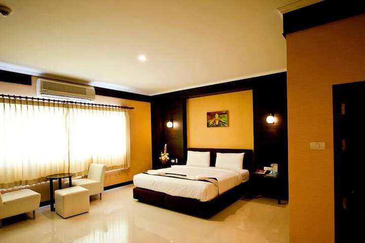 Room 9 of 33