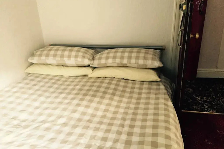 Room 6 of 14