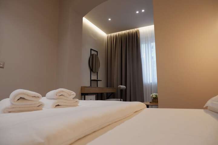 Room 5 of 16