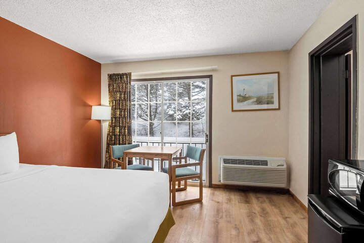 1 King Bed (2 of 14)