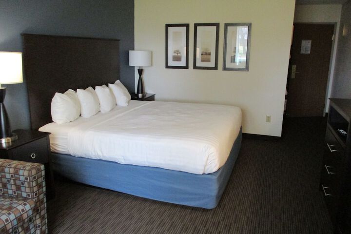 1 King Bed (2 of 17)
