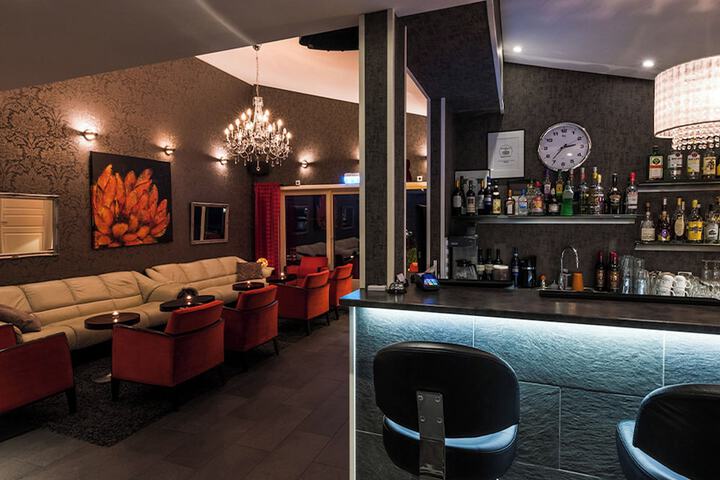 Lounge 25 of 27