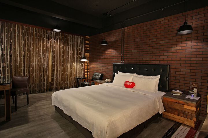 Room 8 of 32